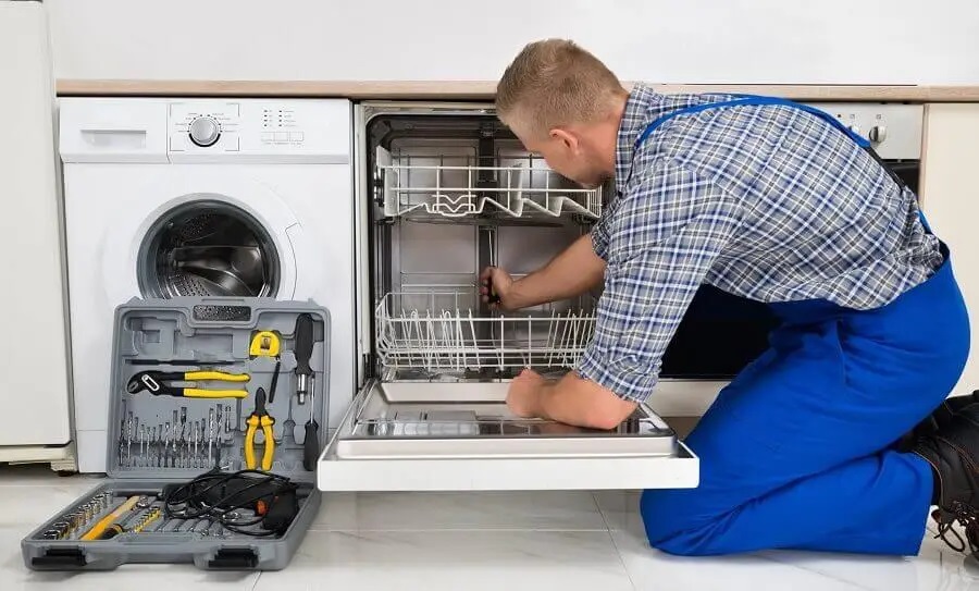 Karamürsel Viessmann servisi teknisyen ekibi beyaz eşya tamiri yaparken